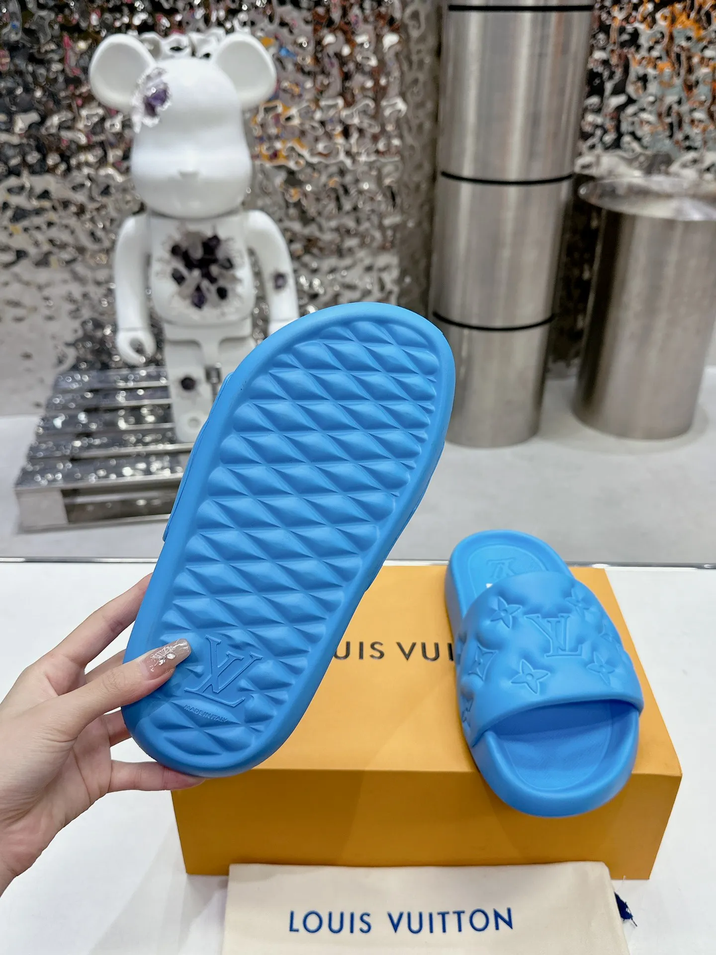 [L Home] P: 280💰 ▪️Shoe size: Women's 35-40 Men's 38-46▪️Packaging: Counter top quality~original packaging 𝟐𝟎𝟐5 Louis Vuitton counter's new embossed slippers, lv monogram embossed slippers, Waterfront sandals are back with a new look, and the upper buckle is embossed with lv's iconic Monogram pattern. Made of waterproof rubber with a comfortable and resilient insole. The lightweight, flexible outsole is embossed with the Louis Vuitton logo. ▪️Fabric: Original molded rubber foam surface ▪️Technology: embossed logo ▪️Sole: Original molded rubber foam outsole ▪️Sole thickness: 3CM.